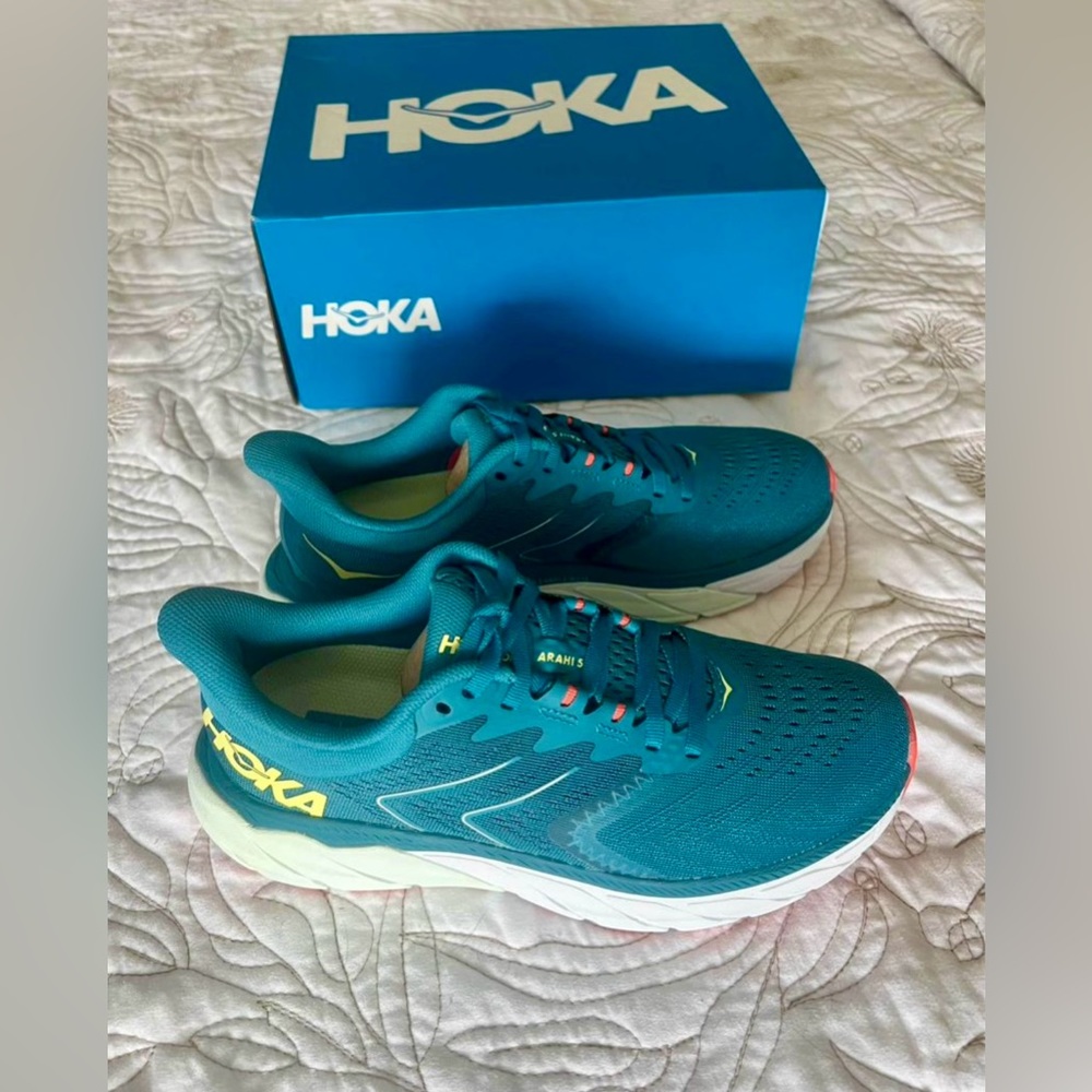 HOKA ARAHI 5 RUNNING SHOES